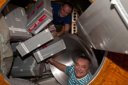 Tyurin and Ryazanskiy unpacks Storage Containers