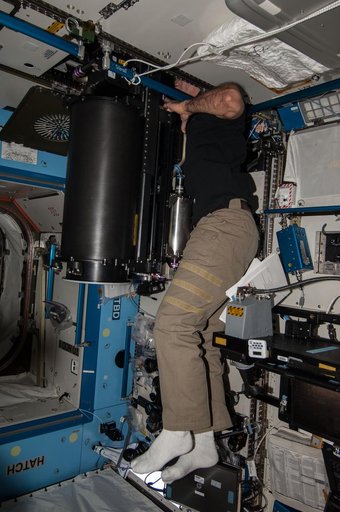Mastracchio conducts CDRA troubleshooting in the US Lab