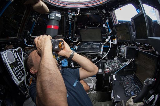 Wakata photographs Dragon Spacecraft Approach from the Cupola