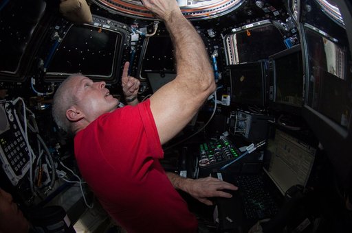 Wakata, Swanson and Mastracchio monitor Dragon Spacecraft Approach from the Cupola