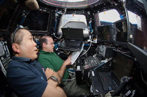 Wakata and Mastracchio monitor Dragon Spacecraft Approach from the Cupola