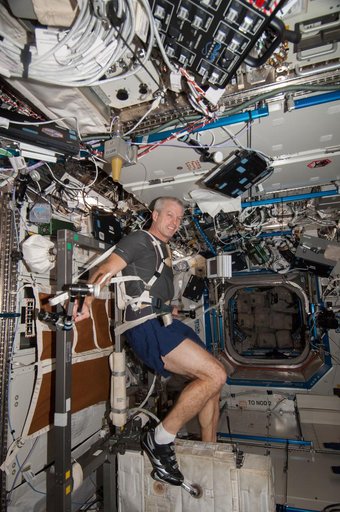 Swanson exercises on the CEVIS in the US Lab