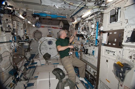 Swanson conducts NanoRacks BioRack Troubleshooting