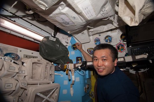 Wakata signs Mission Patch in A/L