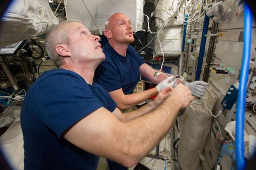 Gerst and Swanson perform blood draw in Columbus module