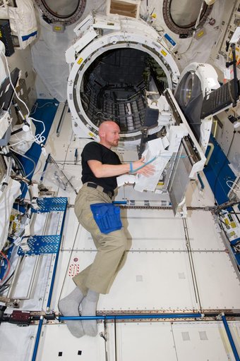Gerst working on JEM airlock satellite deployer