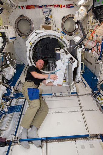 Gerst working on JEM airlock satellite deployer