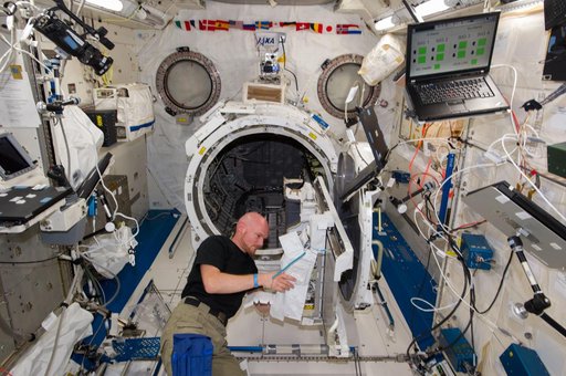 Gerst working on JEM airlock satellite deployer