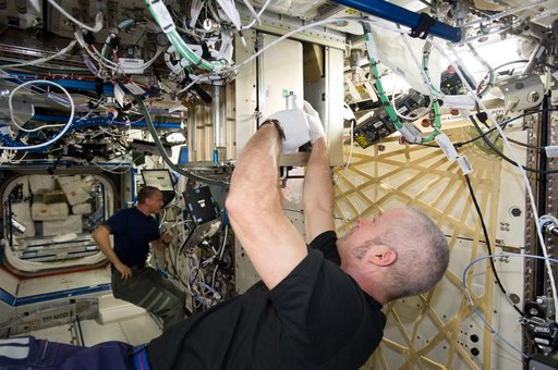 Swans replacing filter in U.S. Laboratory