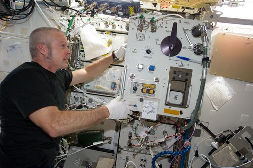 Swans replacing filter in U.S. Laboratory
