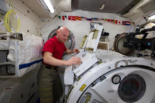 Gerst depressurized Kibo for Cubesat deployment