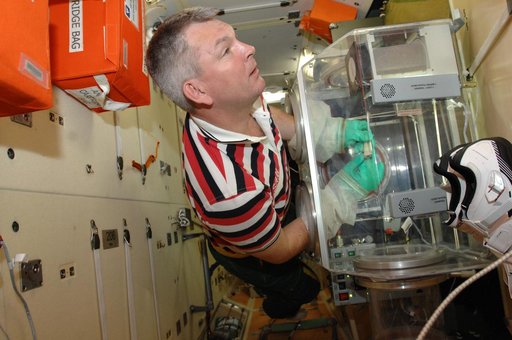 Samokutyaev works with the bioscience experiment ASEPTIC