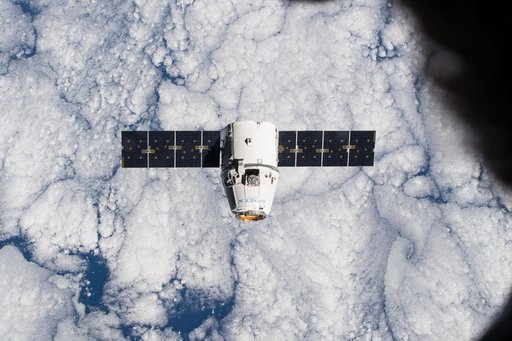 Approach of SpaceX Dragon cargo craft