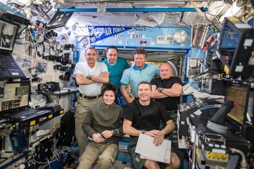 Expedition 43 crew after emergency procedures training