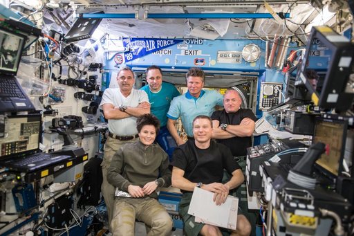 Expedition 43 crew after emergency procedures training