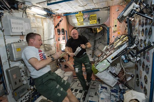 Expedition 43 crew in Node 1 for meal time