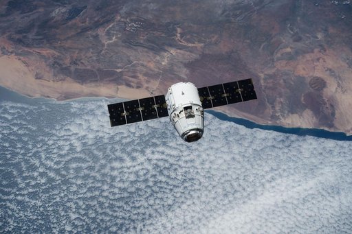 Approach of the SpaceX-6 Dragon Commercial cargo craft