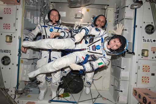 Leak check for Russian Soyuz spacesuits