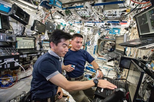 Yui and Lindgren in U.S. lab with SSRMS controls