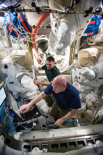Kelly and Lindgren conduct EMU Resize OPS
