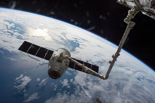 SPX-8 SpaceX Dragon Spacecraft Grappled by SSRMS