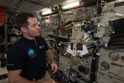 Pesquet conducts FLUIDICS Experiment OPS
