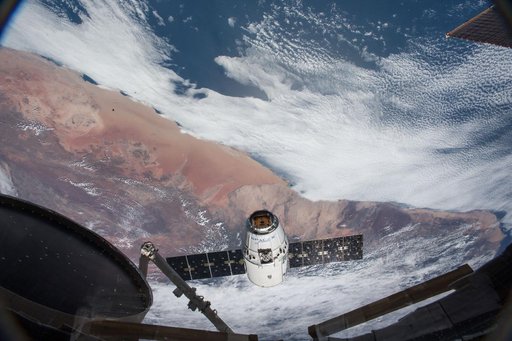 Spacex 14 Dragon spacecraft approach for docking