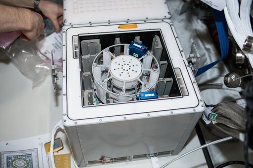 iss057e114874