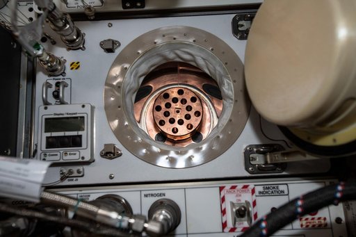 Cryo Chiller Sample Cartridge Installation