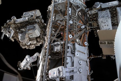 iss061e142328