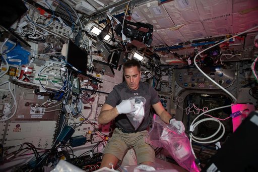 iss063e001883