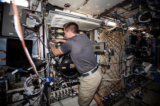 iss063e002808