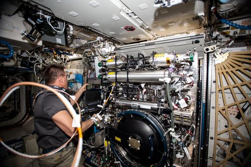 iss063e002825