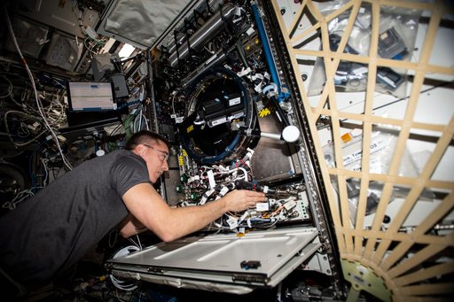 iss063e002836