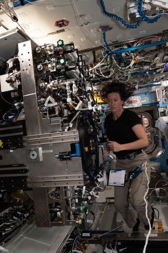 iss065e047568