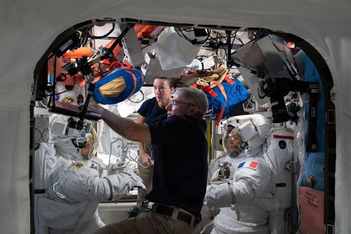 iss065e129905