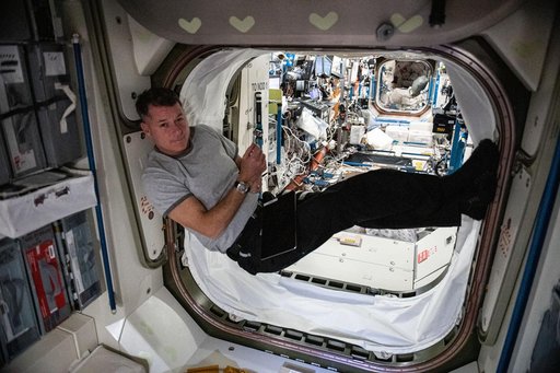 iss065e148861