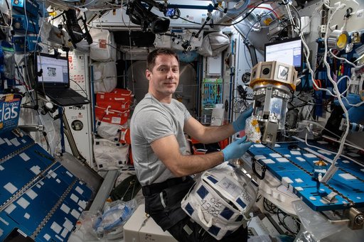iss065e216071