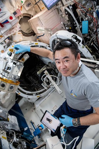 iss065e248599