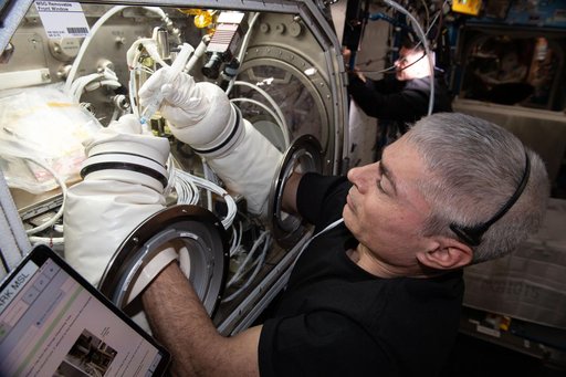 iss065e257447