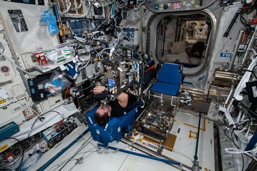 iss065e358682