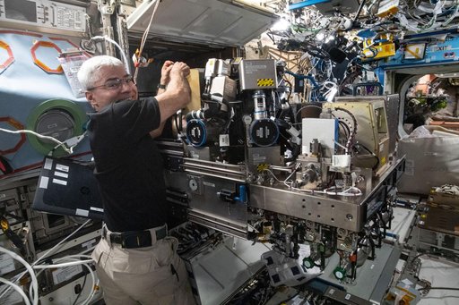 iss065e369799