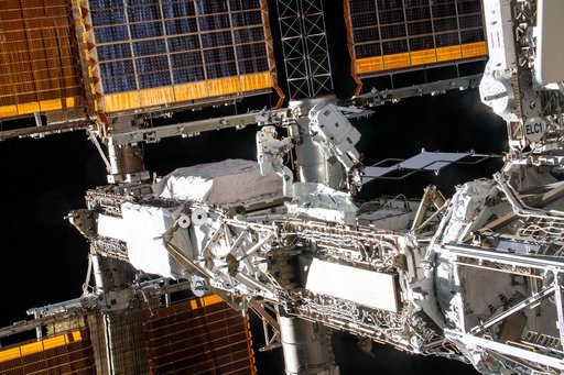 iss065e374098