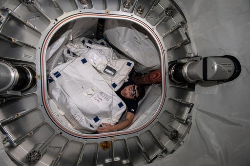 iss065e385759