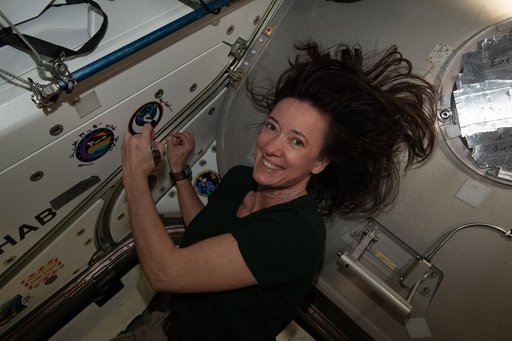 iss065e389491
