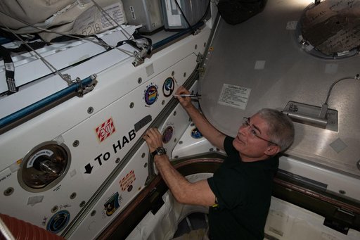 iss065e389501