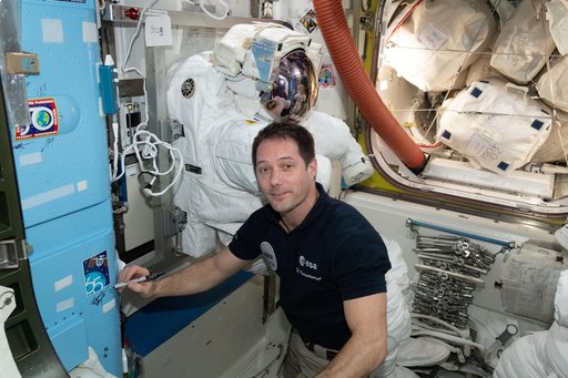 iss065e389543