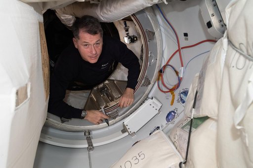 iss065e389568