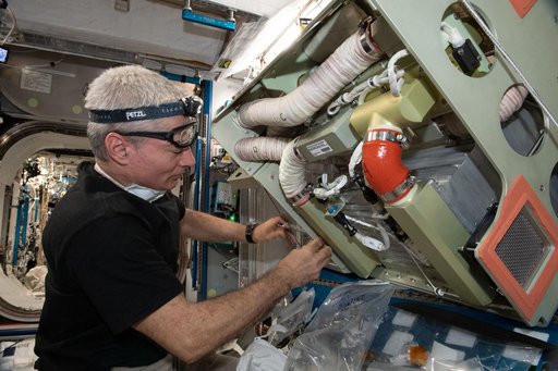 iss065e389623