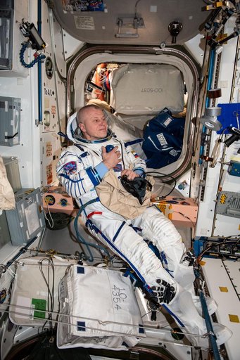 iss065e398696